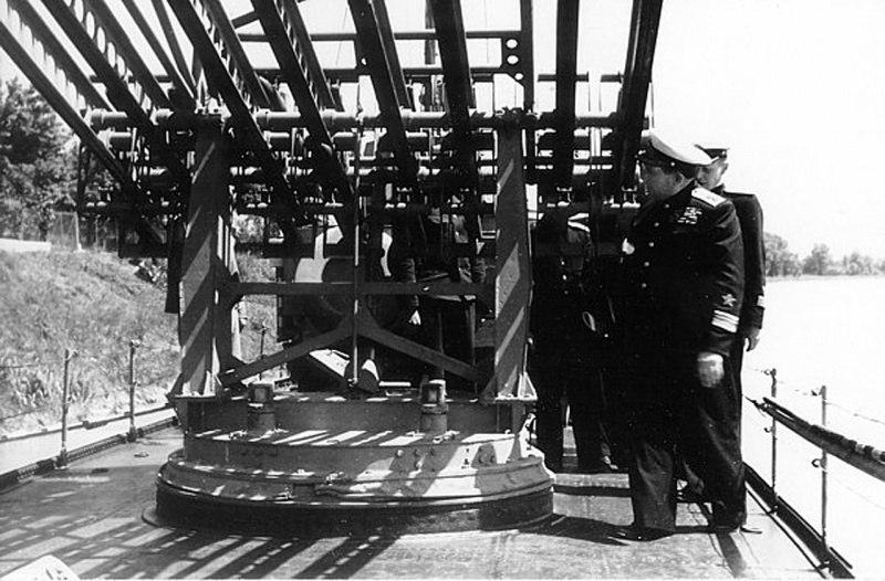 на борту бронекатера Дунайской военной флотилии осматривает пусковую установку для 132-мм реактивных снарядов.